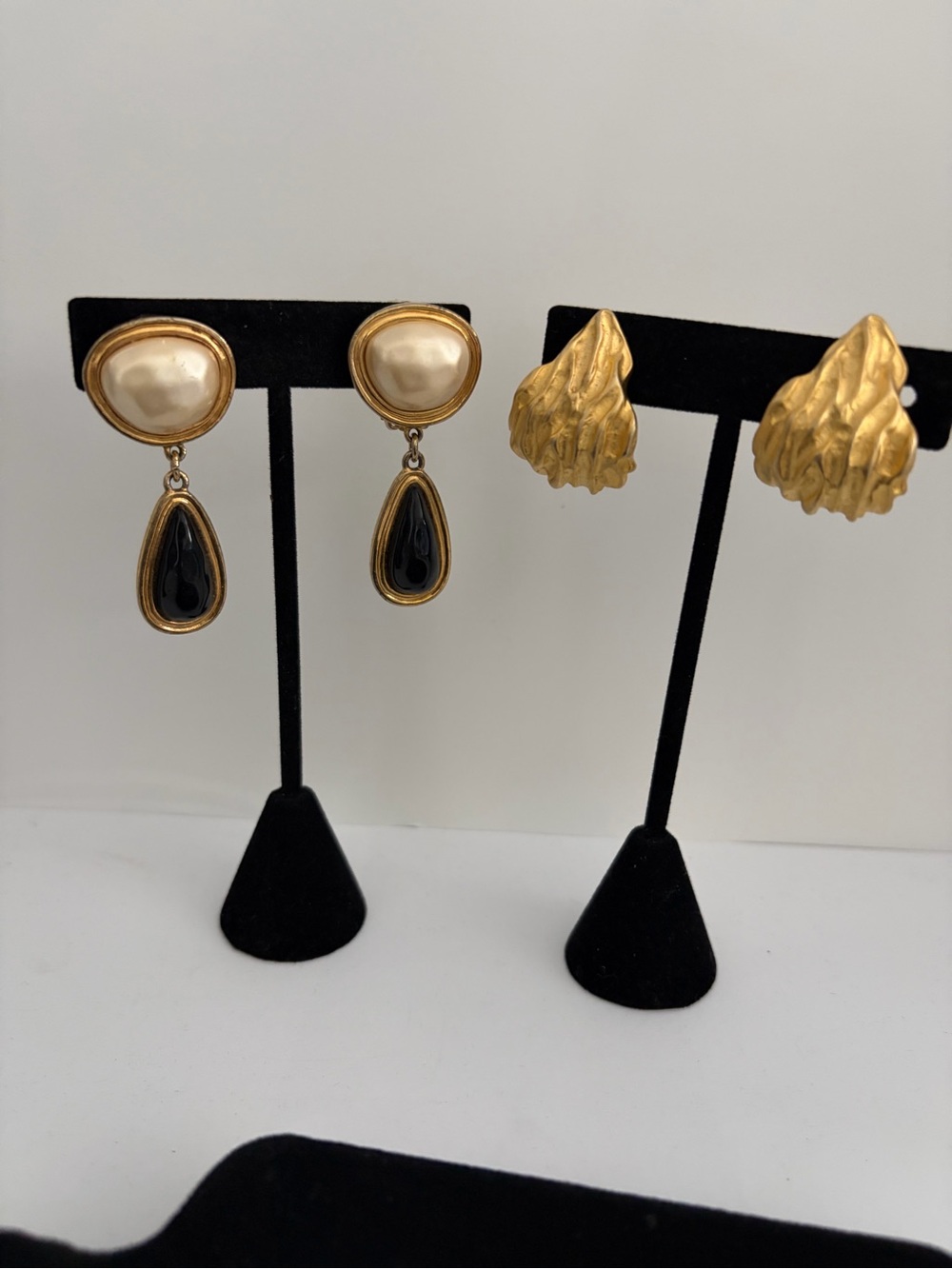 Carolee Gold-Tone Faux Pearl and Black Teardrop Drop Earrings 2 pair 1 unsigned